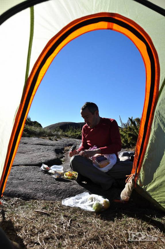 Antes de partirmos para mais um dia de caminhada no Parque Nacional da Serra dos Órgãos, no Rio de Janeiro, café da manhã e preparação dos sanduíches